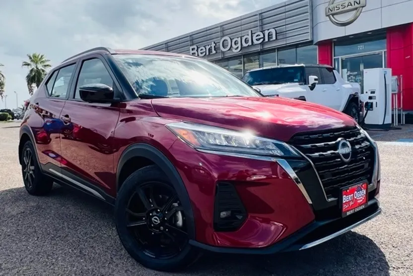2023 Nissan Kicks SR photo 1