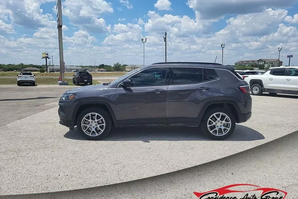 2024 Jeep Compass Latitude Lux photo 1