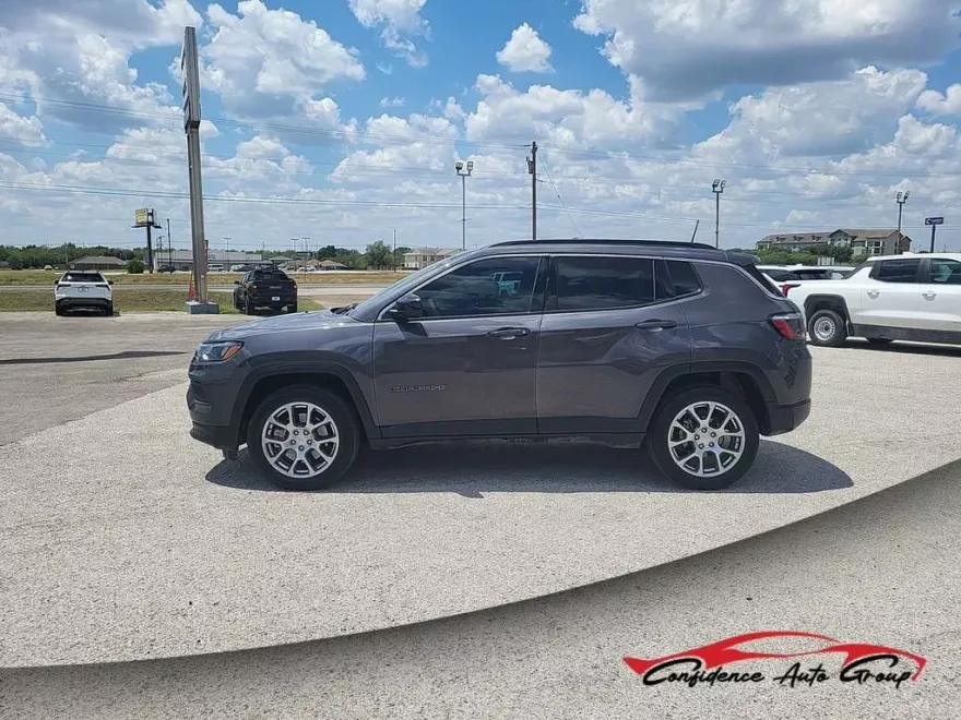 2024 Jeep Compass Latitude Lux photo 1