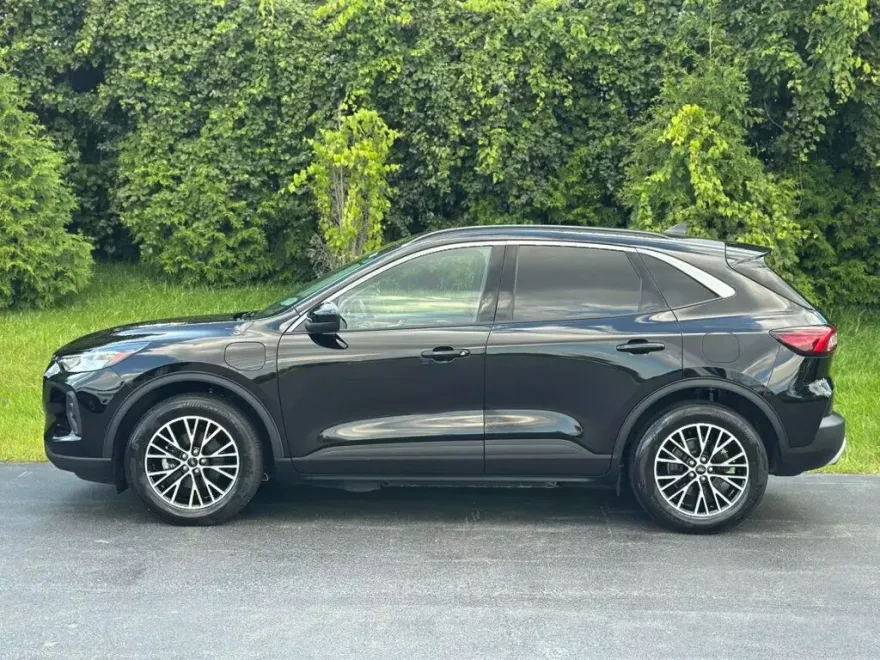 2023 Ford Escape photo 2