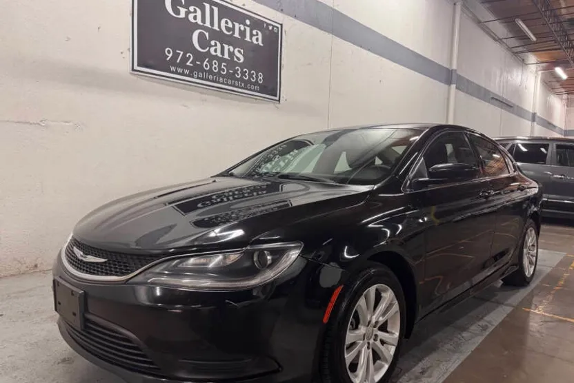 2017 Chrysler 200 LX photo 1