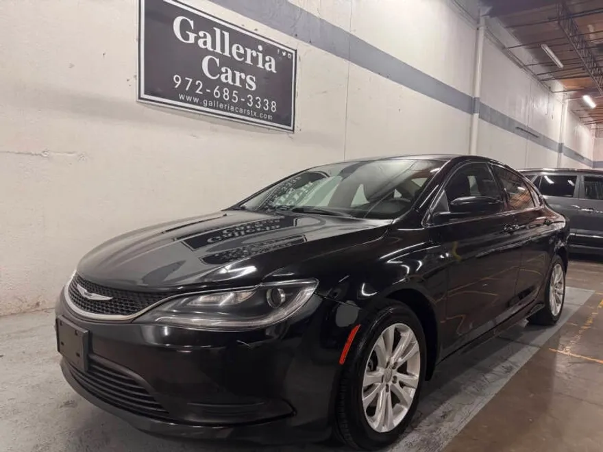 2017 Chrysler 200 LX photo 1