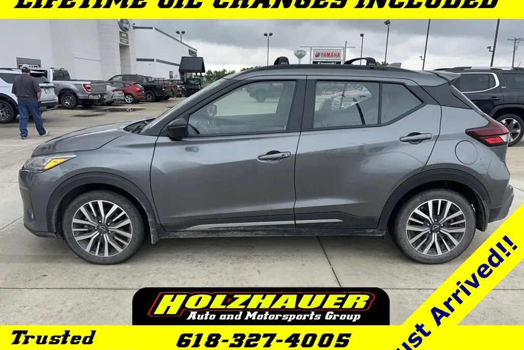 2023 Nissan Kicks SR photo 1