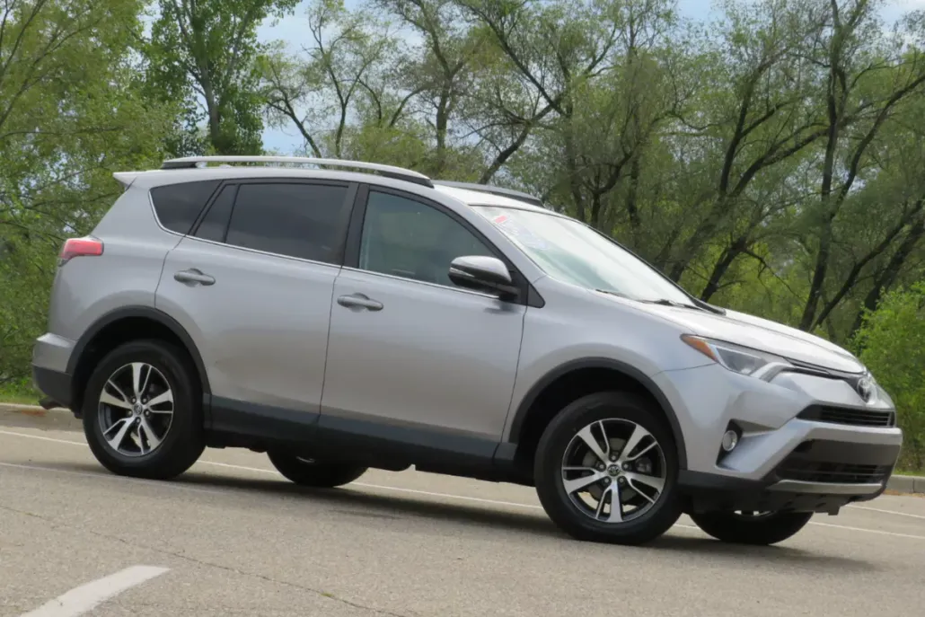 2017 Toyota RAV4 XLE photo 1