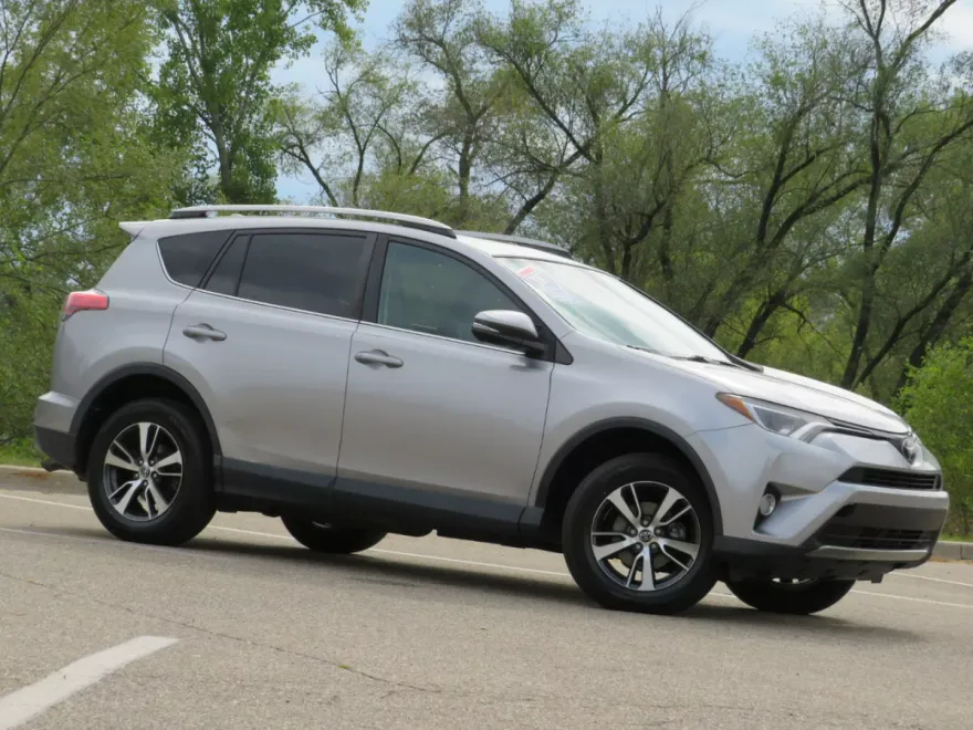 2017 Toyota RAV4 XLE photo 1