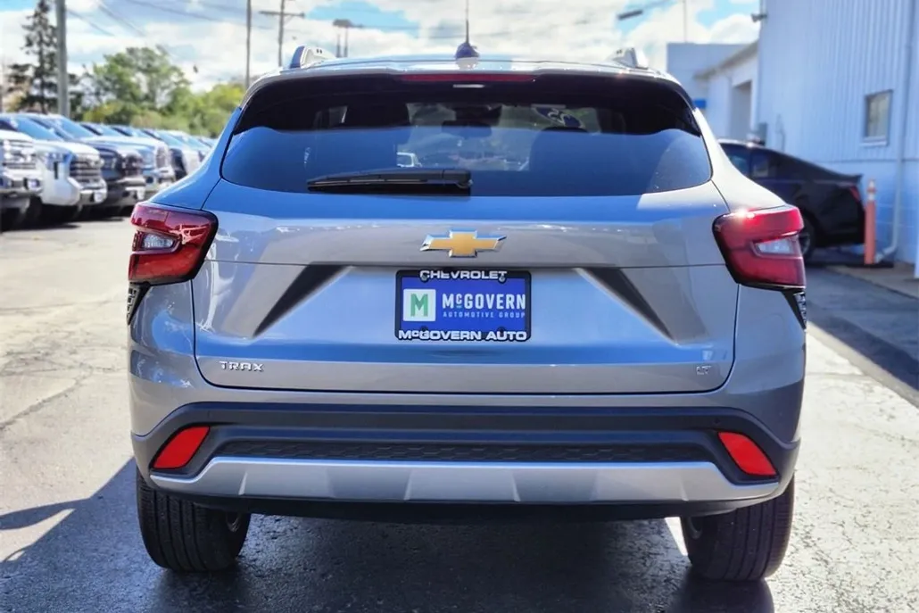 2025 Chevrolet Trax LT photo 1