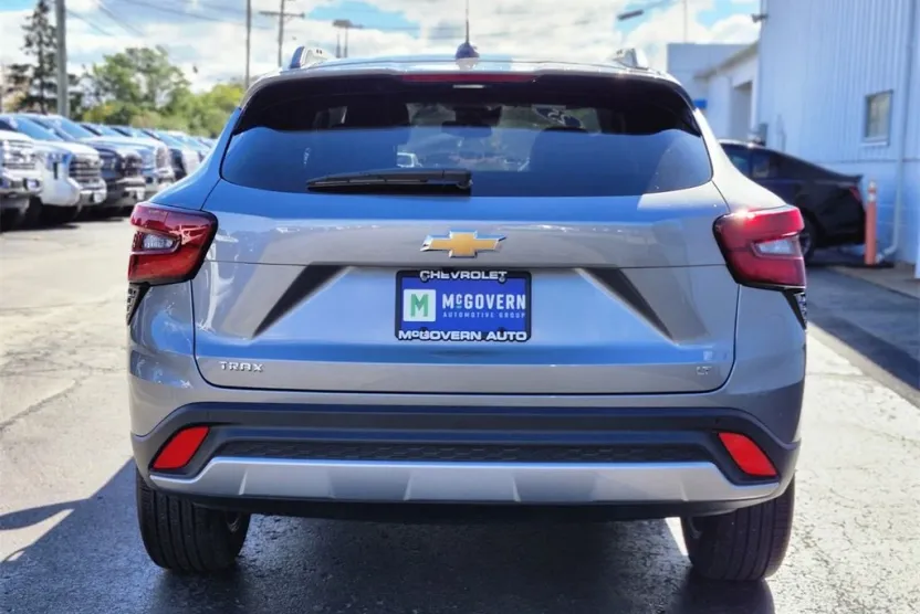 2025 Chevrolet Trax LT photo 1