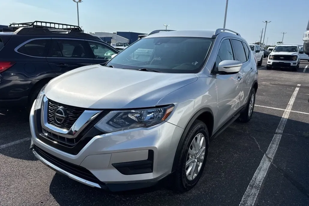 2020 Nissan Rogue SV photo 1