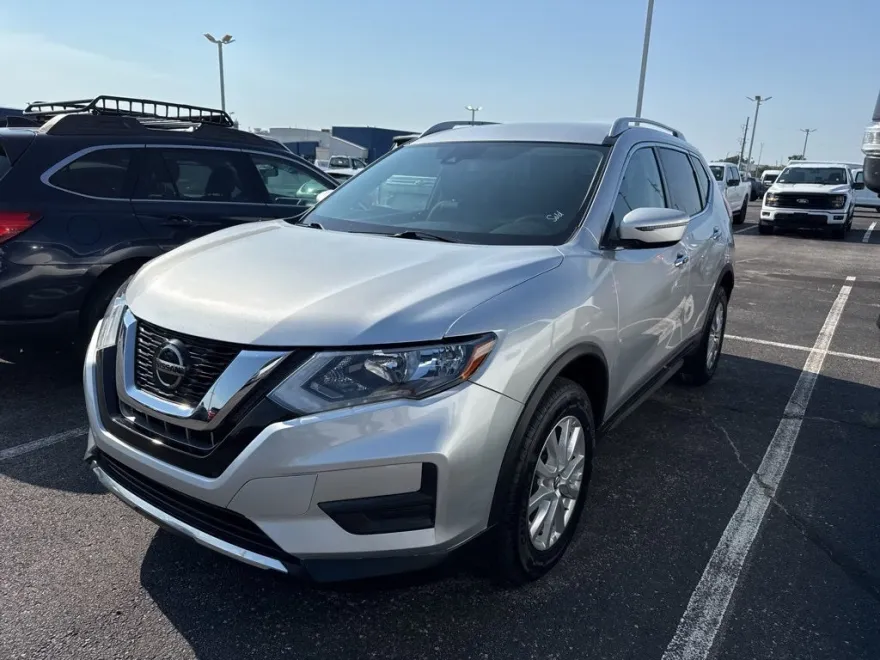 2020 Nissan Rogue SV photo 1
