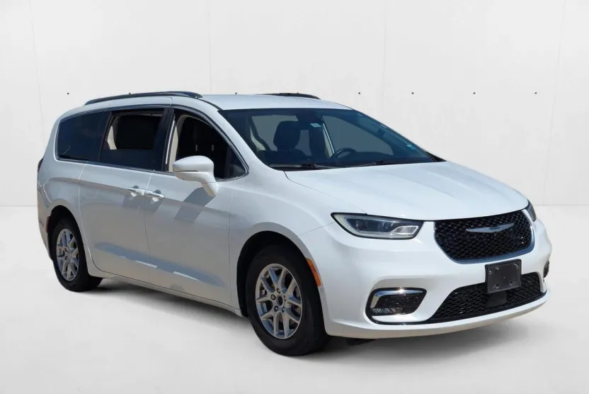 2021 Chrysler Pacifica Touring L photo 1