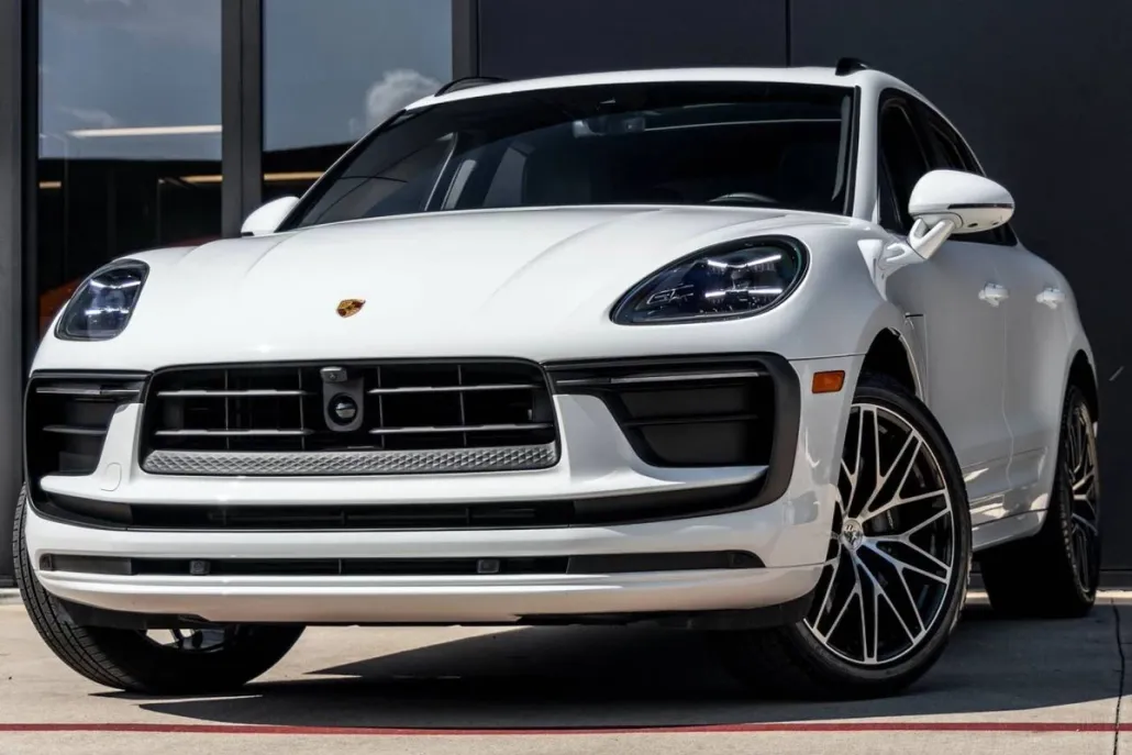 2025 Porsche Macan T photo 1