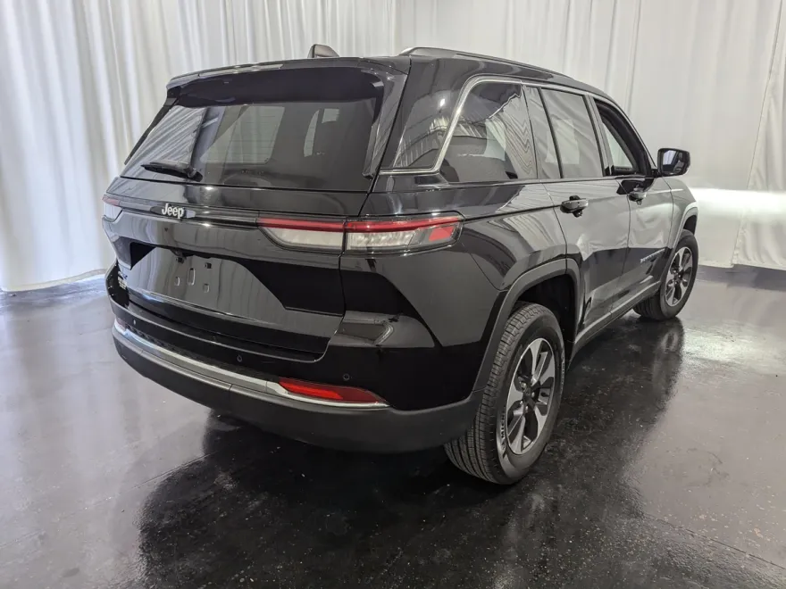 2023 Jeep Cherokee 4xe photo 1