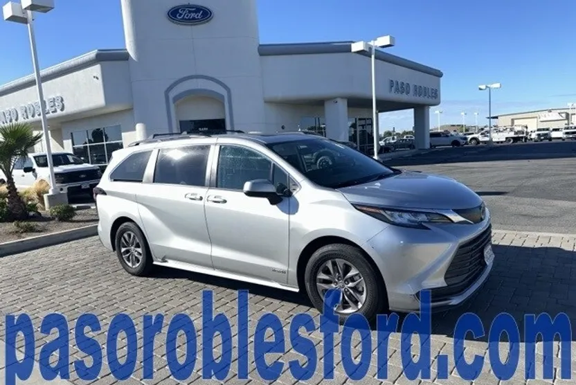 2021 Toyota Sienna LE photo 1