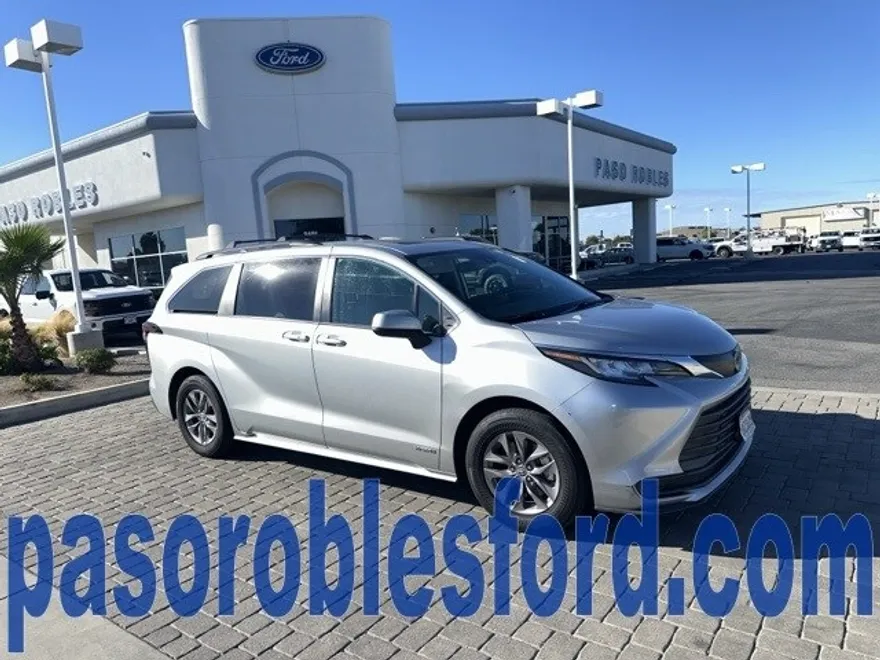 2021 Toyota Sienna LE photo 1