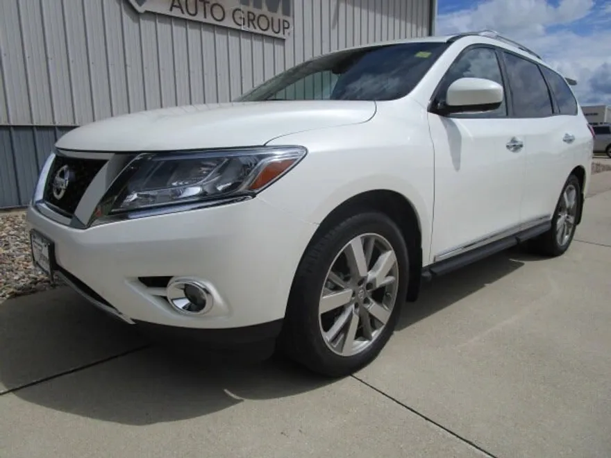 2016 Nissan Pathfinder Platinum photo 1