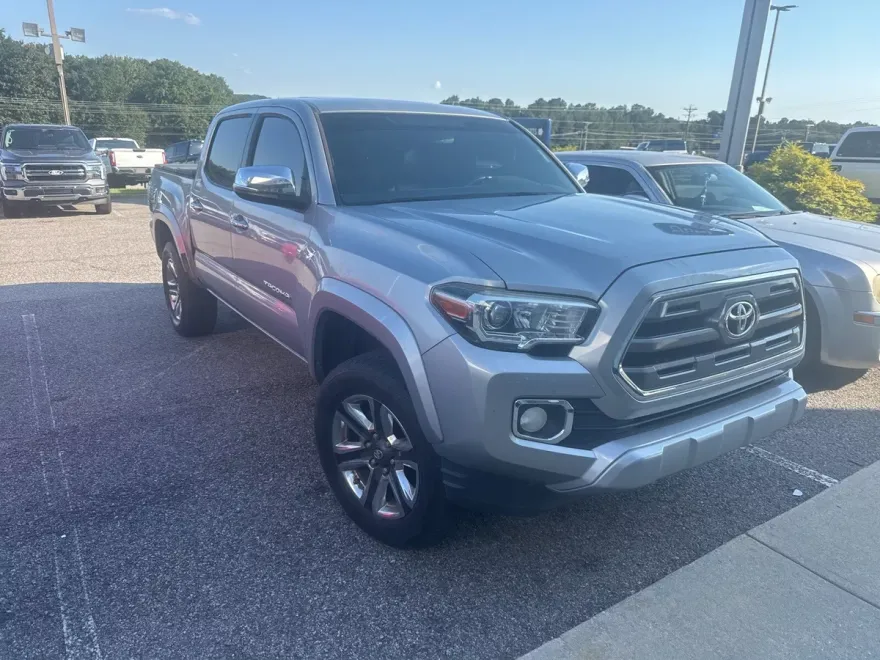 2016 Toyota Tacoma Limited V6 photo 1