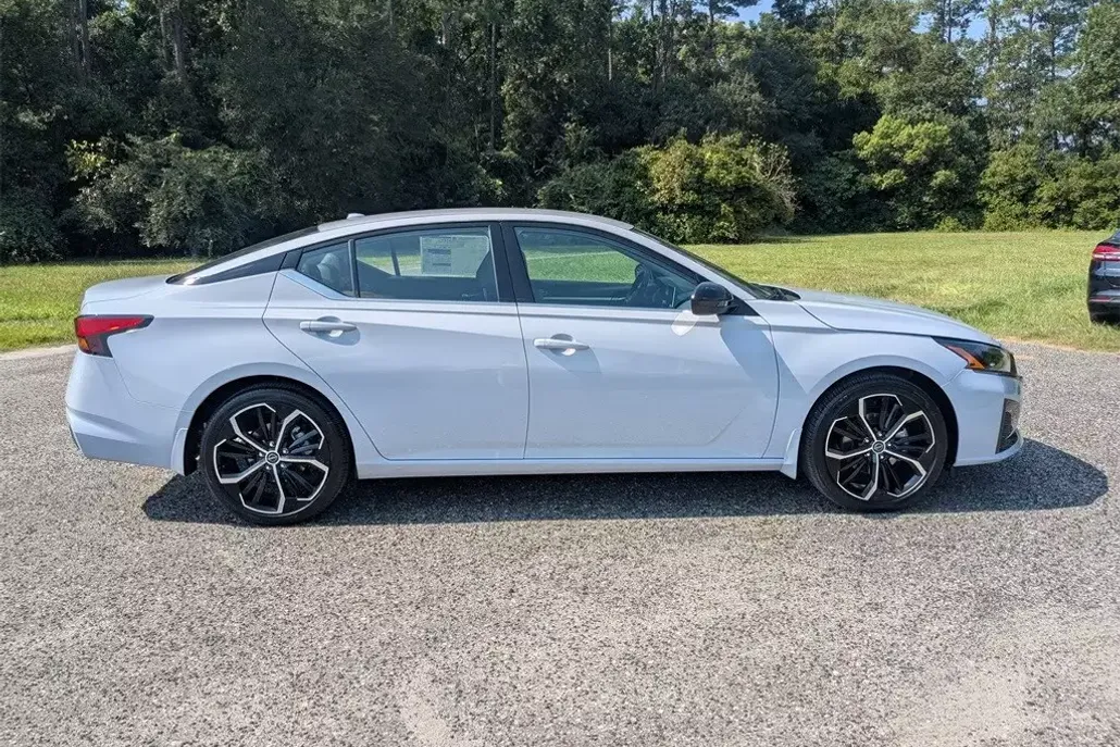 2025 Nissan Altima SR photo 1