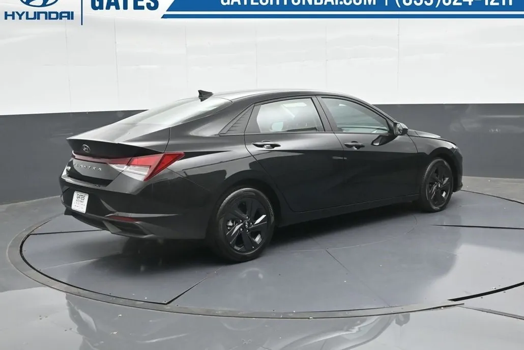 2022 Hyundai Elantra SEL photo 1