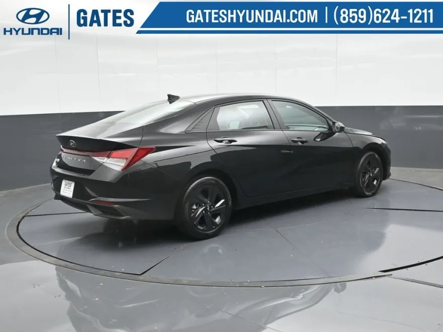 2022 Hyundai Elantra SEL photo 1