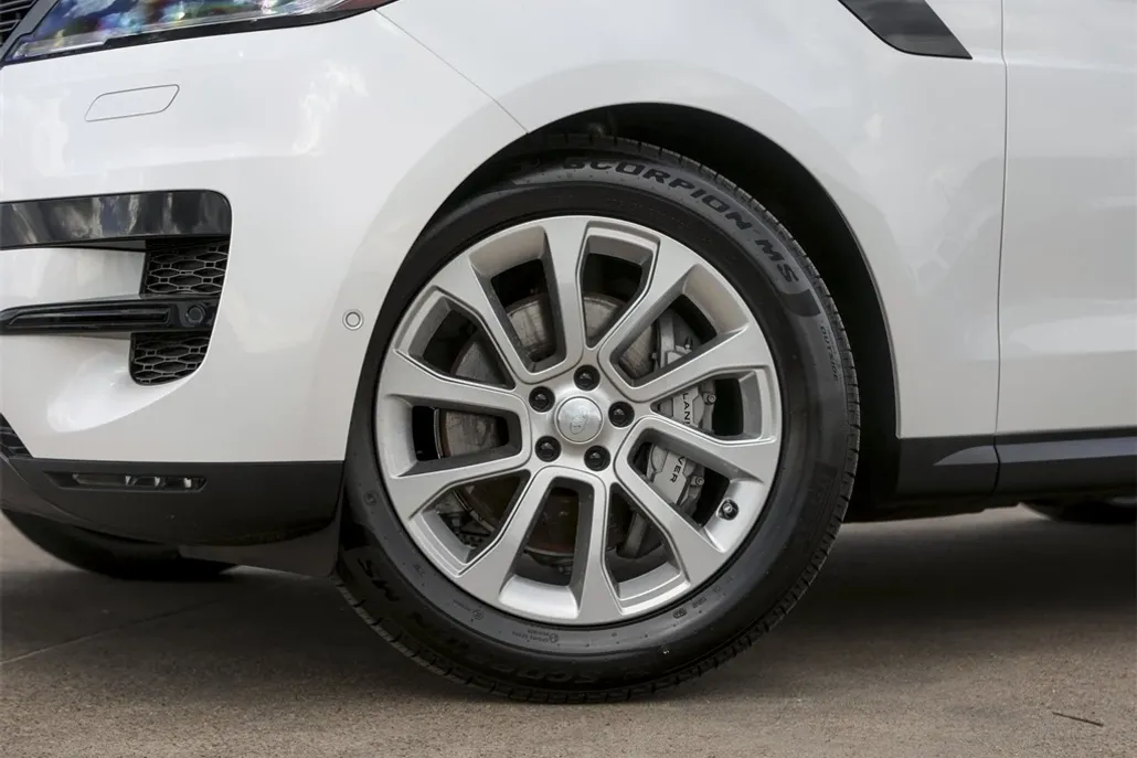 2025 Land Rover Range Rover Sport SE photo 1