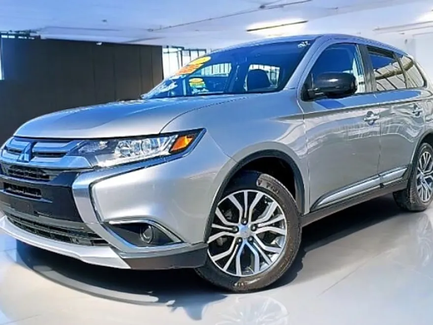 2018 Mitsubishi Outlander ES photo 1