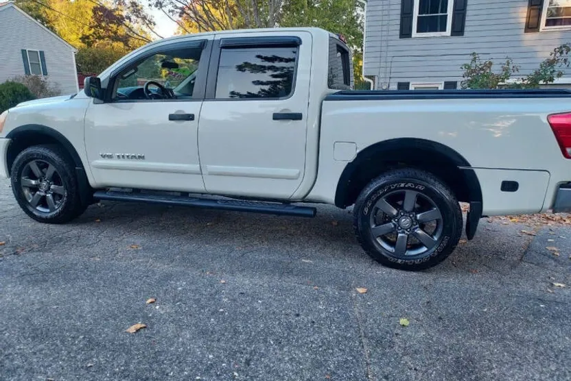 2015 Nissan Titan SL photo 1