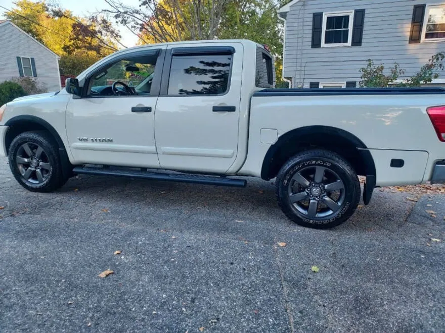 2015 Nissan Titan SL photo 1