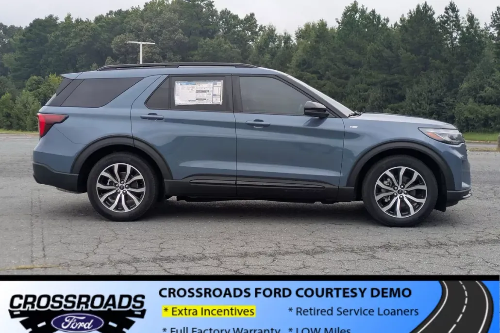 2025 Ford Explorer ST-Line photo 1