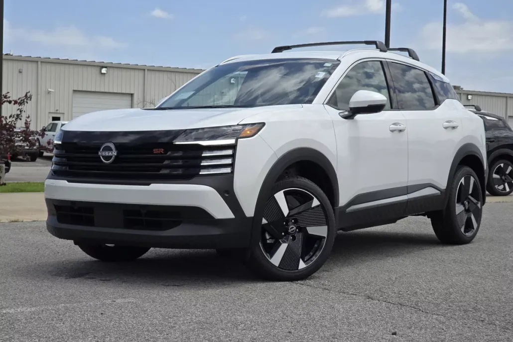 2025 Nissan Kicks SR photo 1