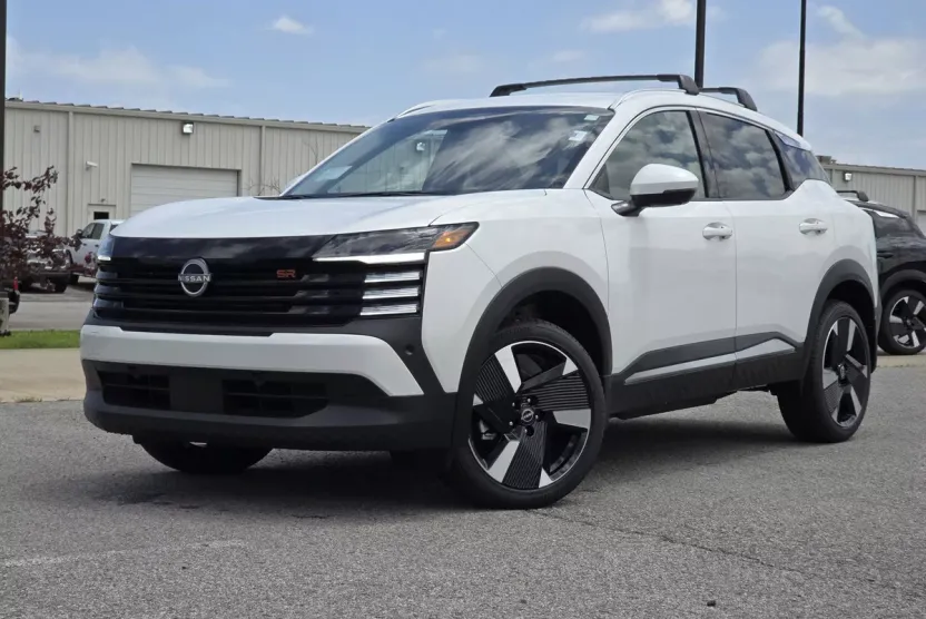 2025 Nissan Kicks SR photo 1