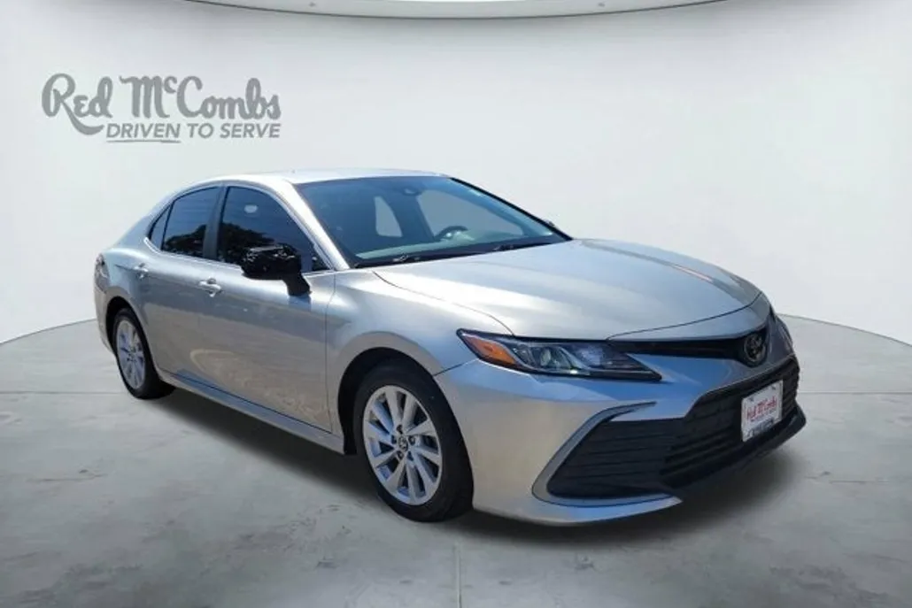 2021 Toyota Camry LE photo 1