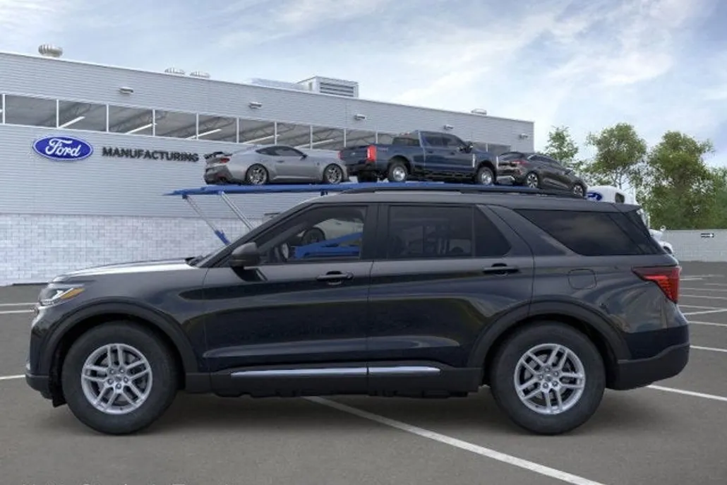 2025 Ford Explorer photo 1