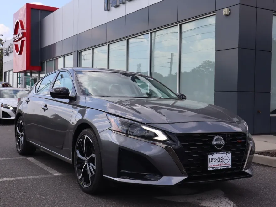 2025 Nissan Altima SR photo 1