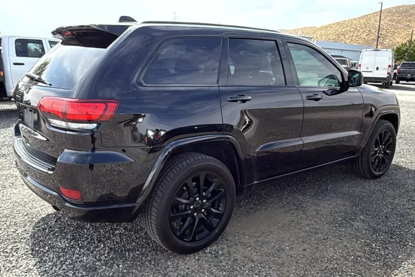 2018 Jeep Grand Cherokee Laredo photo 1