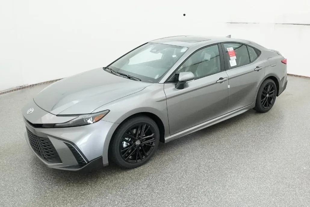 2025 Toyota Camry SE photo 1
