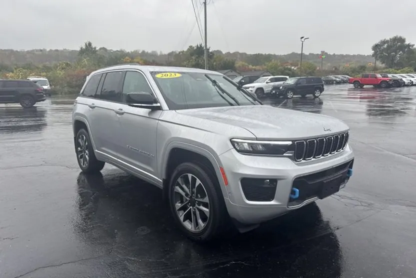2023 Jeep Cherokee Overland photo 1