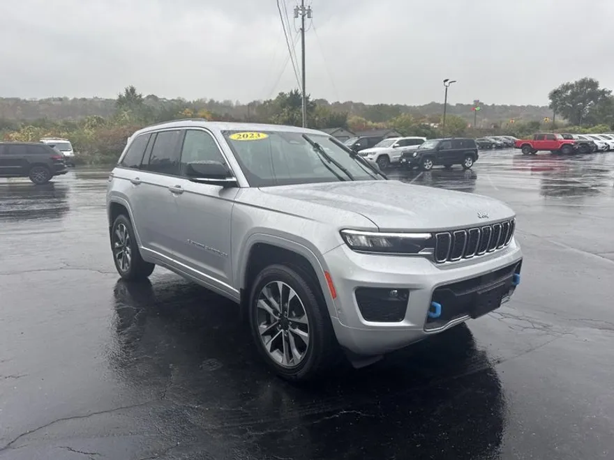 2023 Jeep Cherokee Overland photo 1