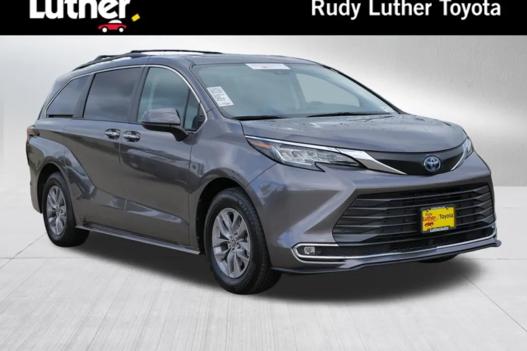 2023 Toyota Sienna XLE photo 1