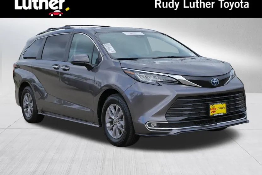 2023 Toyota Sienna XLE photo 1