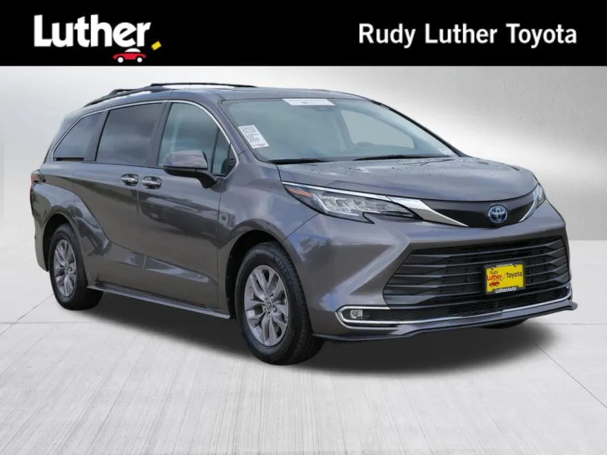 2023 Toyota Sienna XLE photo 1