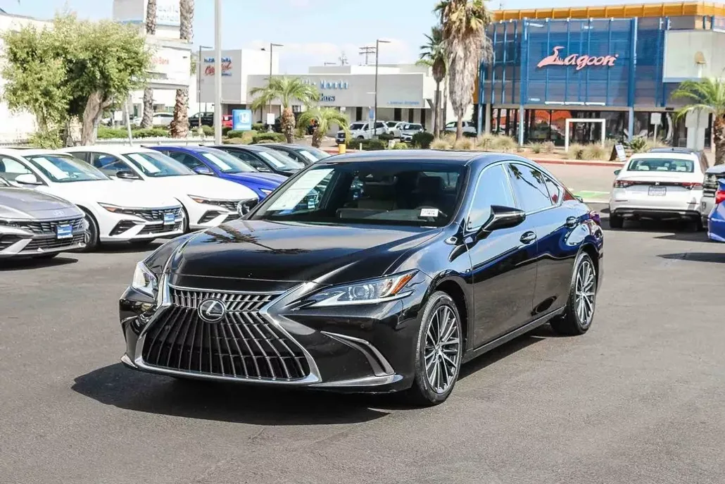 2023 Lexus ES 300h photo 1