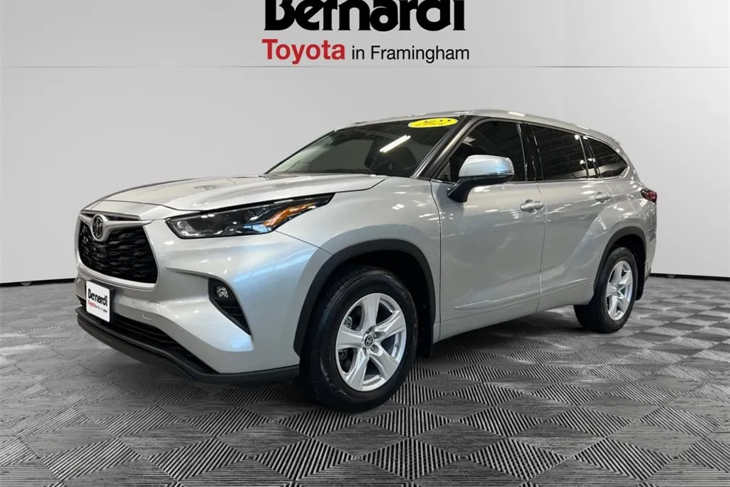 2022 Toyota Highlander LE photo 1