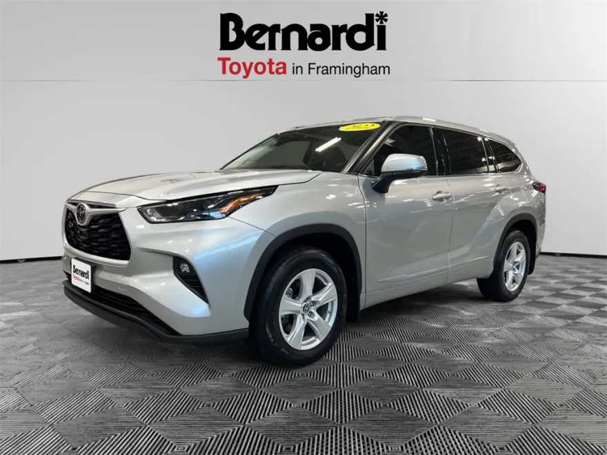 2022 Toyota Highlander LE photo 1