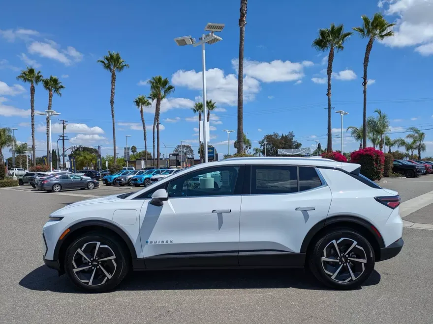 2026 Chevrolet Equinox EV 1LT photo 1