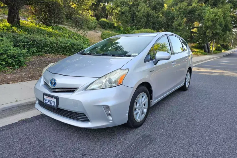 2013 Toyota Prius V Two photo 1