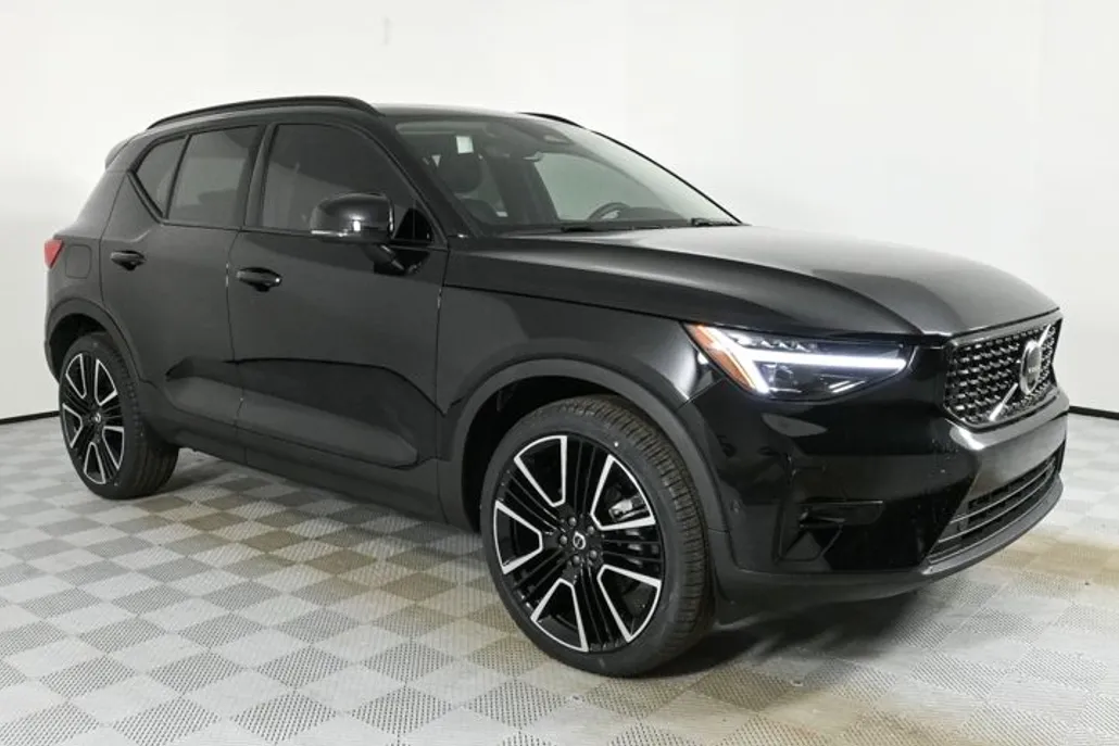 2025 Volvo XC40 photo 1