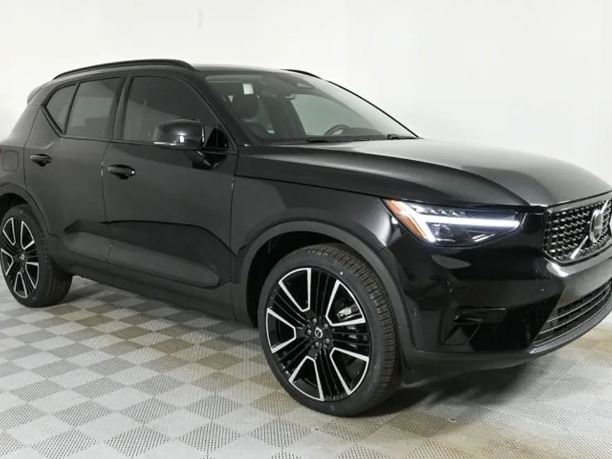 2025 Volvo XC40 photo 1