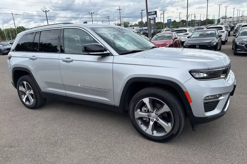 2024 Jeep Grand Cherokee Limited photo 1