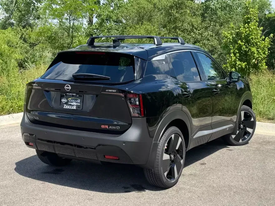 2025 Nissan Kicks SR photo 1