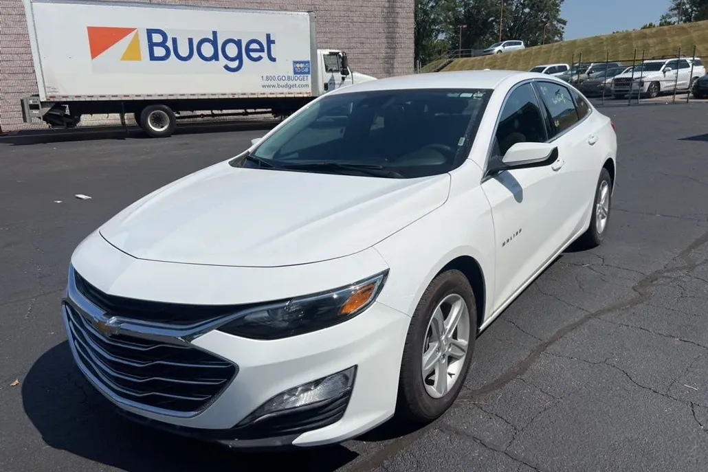2024 Chevrolet Malibu 1LT photo 1